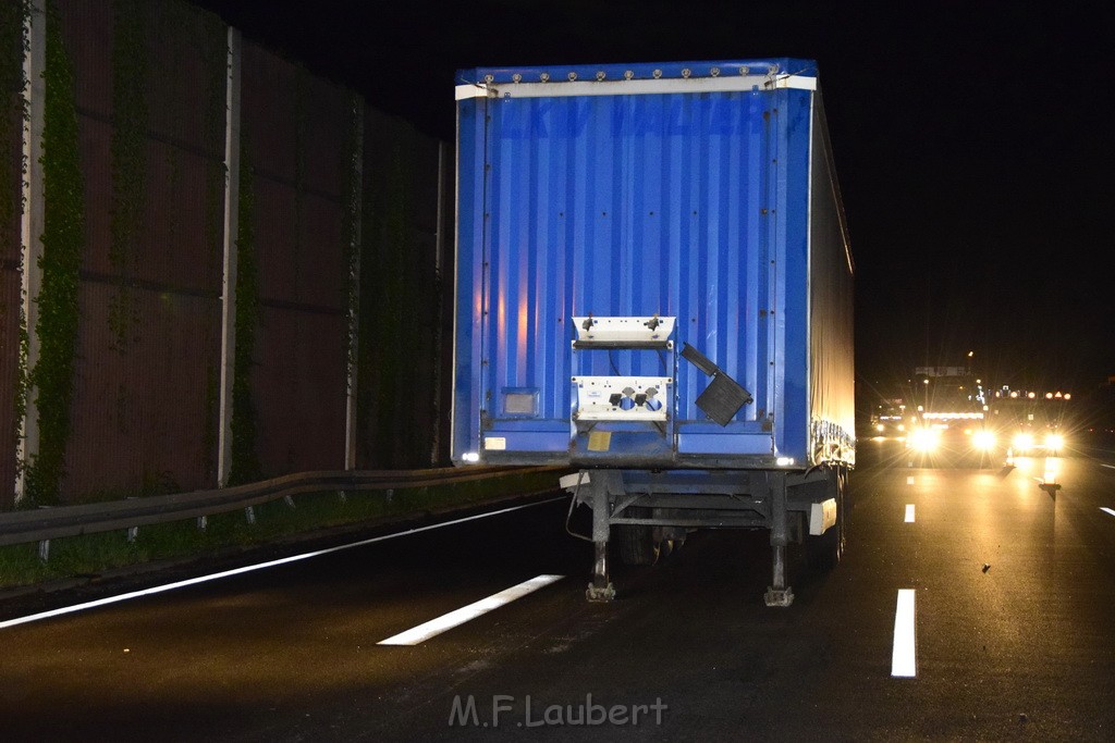 LKW Verfolgung A 3 Rich Oberhausen gestellt mit Nagelbrett Hoehe AS Koeln Dellbrueck P62.JPG - Miklos Laubert